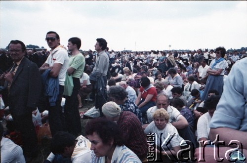 13.06.1987, Łódź, Polska.
Trzecia pielgrzymka papieża Jana Pawła II do Polski w dniach 8-14 czerwca 1987 roku. Wierni podczas mszy świętej sprawowanej przez Ojca Świętego na lotnisku Łódź-Lublinek.
Fot. Edward Grochowicz, zbiory Ośrodka KARTA