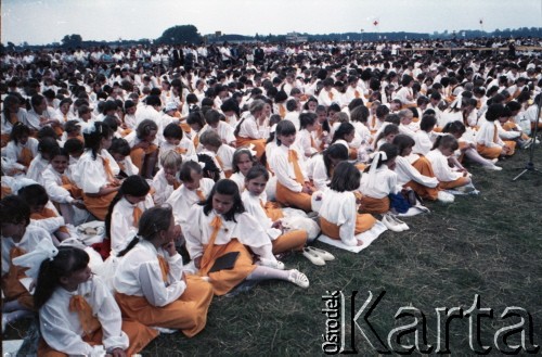 13.06.1987, Łódź, Polska.
Trzecia pielgrzymka papieża Jana Pawła II do Polski w dniach 8-14 czerwca 1987 roku. Msza święta sprawowana przez Ojca Świętego na lotnisku Łódź-Lublinek. Na zdjęciu dzieci, które przystąpiły tego dnia do Pierwszej Komunii Świętej.
Fot. Edward Grochowicz, zbiory Ośrodka KARTA