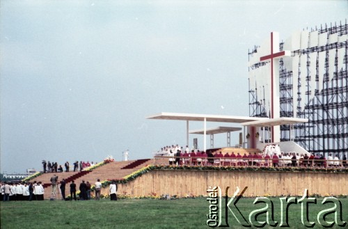 13.06.1987, Łódź, Polska.
Trzecia pielgrzymka papieża Jana Pawła II do Polski w dniach 8-14 czerwca 1987 roku. Msza święta sprawowana przez Ojca Świętego na lotnisku Łódź-Lublinek, podczas której do Pierwszej Komunii Świętej przystąpiło 1600 dzieci.
Fot. Edward Grochowicz, zbiory Ośrodka KARTA