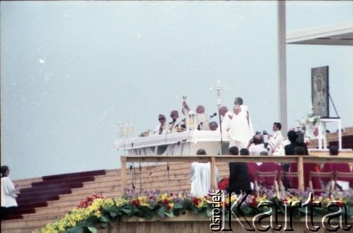 13.06.1987, Łódź, Polska.
Trzecia pielgrzymka papieża Jana Pawła II do Polski w dniach 8-14 czerwca 1987 roku. Msza święta sprawowana przez Ojca Świętego na lotnisku Łódź-Lublinek, podczas której do Pierwszej Komunii Świętej przystąpiło 1600 dzieci.
Fot. Edward Grochowicz, zbiory Ośrodka KARTA