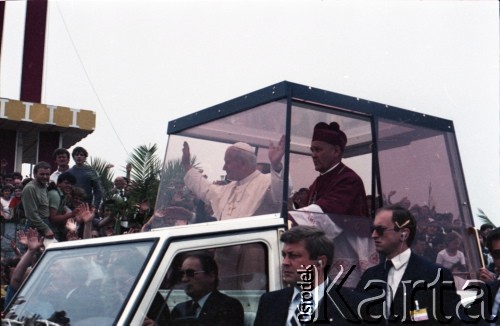 10.06.1987, Tarnów, Polska.
Trzecia pielgrzymka papieża Jana Pawła II do Polski w dniach 8-14 czerwca 1987 roku. Ojciec Święty przejeżdża w papamobile, towarzyszy mu biskup tarnowski Jerzy Ablewicz.
Fot. Edward Grochowicz, zbiory Ośrodka KARTA