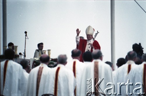 10.06.1987, Tarnów, Polska.
Trzecia pielgrzymka papieża Jana Pawła II do Polski w dniach 8-14 czerwca 1987 roku. Msza święta sprawowana przez Ojca Świętego, podczas której papież beatyfikował Karolinę Kózkównę. Jan Paweł II pozdrawia wiernych.
Fot. Edward Grochowicz, zbiory Ośrodka KARTA