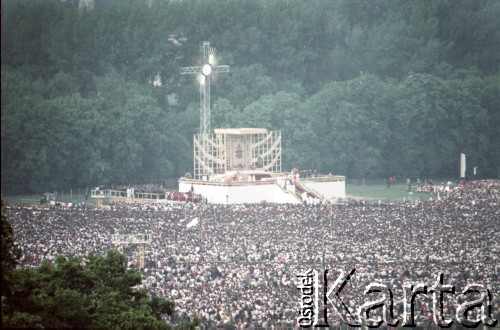 10.06.1987, Kraków, Polska.
Trzecia pielgrzymka papieża Jana Pawła II do Polski w dniach 8-14 czerwca 1987 roku. Widok Błonia podczas spotkania Ojca Świętego z wiernymi.
Fot. Edward Grochowicz, zbiory Ośrodka KARTA