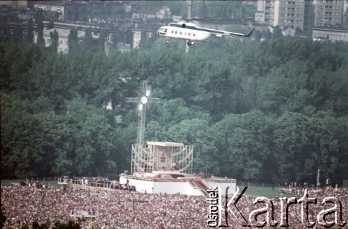 10.06.1987, Kraków, Polska.
Trzecia pielgrzymka papieża Jana Pawła II do Polski w dniach 8-14 czerwca 1987 roku. Widok Błonia podczas spotkania Ojca Świętego z wiernymi.
Fot. Edward Grochowicz, zbiory Ośrodka KARTA