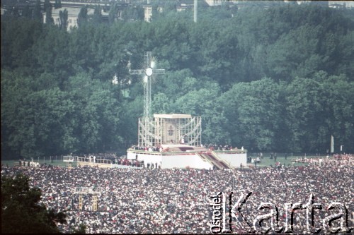 10.06.1987, Kraków, Polska.
Trzecia pielgrzymka papieża Jana Pawła II do Polski w dniach 8-14 czerwca 1987 roku. Widok Błonia podczas spotkania Ojca Świętego z wiernymi.
Fot. Edward Grochowicz, zbiory Ośrodka KARTA