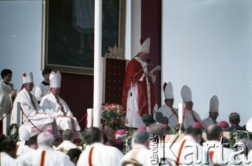 10.06.1987, Tarnów, Polska.
Trzecia pielgrzymka papieża Jana Pawła II do Polski w dniach 8-14 czerwca 1987 roku. Msza święta sprawowana przez Ojca Świętego, podczas której papież beatyfikował Karolinę Kózkównę. Z lewej siedzą arcybiskup metropolita krakowski kardynał Franciszek Macharski i biskup tarnowski Jerzy Ablewicz, z prawej prymas Polski kardynał Józef Glemp, arcybiskup metropolita wrocławski kardynał Henryk Gulbinowicz i sekretarz stanu Stolicy Apostolskiej kardynał Agostino Casaroli.
Fot. Edward Grochowicz, zbiory Ośrodka KARTA