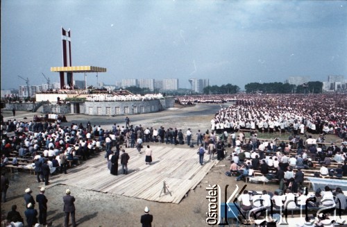10.06.1987, Tarnów, Polska.
Trzecia pielgrzymka papieża Jana Pawła II do Polski w dniach 8-14 czerwca 1987 roku. Msza święta sprawowana przez Ojca Świętego, podczas której papież beatyfikował Karolinę Kózkównę. Z lewej widoczny ołtarz.
Fot. Edward Grochowicz, zbiory Ośrodka KARTA