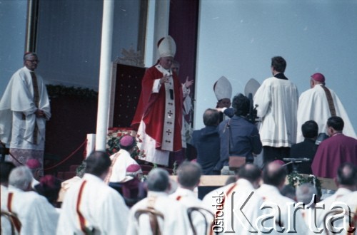 10.06.1987, Tarnów, Polska.
Trzecia pielgrzymka papieża Jana Pawła II do Polski w dniach 8-14 czerwca 1987 roku. Msza święta sprawowana przez Ojca Świętego, podczas której papież beatyfikował Karolinę Kózkównę. Z lewej arcybiskup metropolita krakowski kardynał Franciszek Macharski, za papieżem ksiądz Piero Marini, Mistrz Papieskich Ceremonii Liturgicznych, poniżej prymas Polski kardynał Józef Glemp.
Fot. Edward Grochowicz, zbiory Ośrodka KARTA