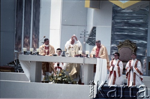 14.06.1987, Warszawa, Polska.
Trzecia pielgrzymka papieża Jana Pawła II do Polski w dniach 8-14 czerwca 1987 roku. Msza święta sprawowana przez Ojca Świętego na placu Defilad. Obok Jana Pawła II z lewej prymas Polski kardynał Józef Glemp, z prawej arcybiskup metropolita poznański Jerzy Stroba.
Fot. Edward Grochowicz, zbiory Ośrodka KARTA