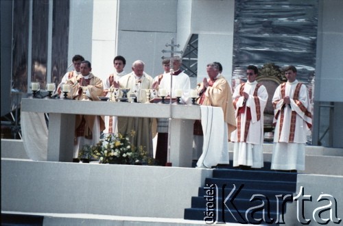 14.06.1987, Warszawa, Polska.
Trzecia pielgrzymka papieża Jana Pawła II do Polski w dniach 8-14 czerwca 1987 roku. Msza święta sprawowana przez Ojca Świętego na placu Defilad. Obok Jana Pawła II z lewej prymas Polski kardynał Józef Glemp,  prawej ksiądz Piero Marini, Mistrz Papieskich Ceremonii Liturgicznych oraz arcybiskup metropolita poznański Jerzy Stroba.
Fot. Edward Grochowicz, zbiory Ośrodka KARTA