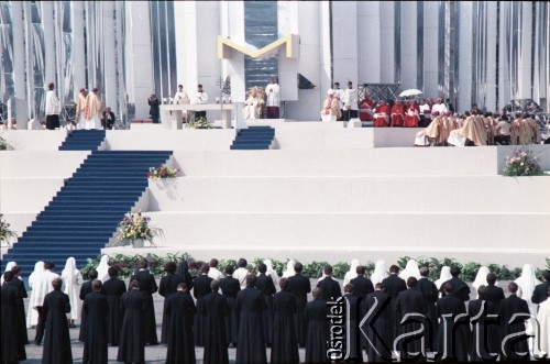 14.06.1987, Warszawa, Polska.
Trzecia pielgrzymka papieża Jana Pawła II do Polski w dniach 8-14 czerwca 1987 roku. Msza święta sprawowana przez Ojca Świętego na placu Defilad.
Fot. Edward Grochowicz, zbiory Ośrodka KARTA