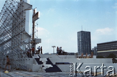 Przed 14.06.1987, Warszawa, Polska.
Przygotowania do trzeciej pielgrzymki papieża Jana Pawła II do Polski, która odbyła się w dniach 8-14 czerwca 1987 roku. Budowa ołtarza na placu Defilad, gdzie Ojciec Święty odprawił mszę w dniu 14 czerwca.
Fot. Edward Grochowicz, zbiory Ośrodka KARTA