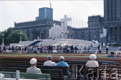 Przed 14.06.1987, Warszawa, Polska.
Przygotowania do trzeciej pielgrzymki papieża Jana Pawła II do Polski, która odbyła się w dniach 8-14 czerwca 1987 roku. Budowa ołtarza na placu Defilad, gdzie Ojciec Święty odprawił mszę w dniu 14 czerwca.
Fot. Edward Grochowicz, zbiory Ośrodka KARTA