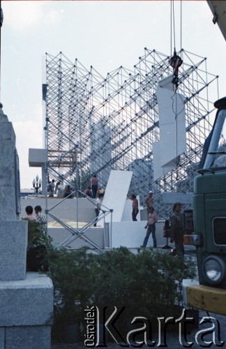 Przed 14.06.1987, Warszawa, Polska.
Przygotowania do trzeciej pielgrzymki papieża Jana Pawła II do Polski, która odbyła się w dniach 8-14 czerwca 1987 roku. Budowa ołtarza na placu Defilad, gdzie Ojciec Święty odprawił mszę w dniu 14 czerwca.
Fot. Edward Grochowicz, zbiory Ośrodka KARTA