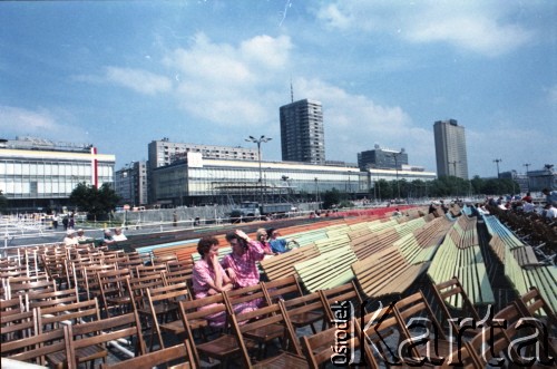 Przed 14.06.1987, Warszawa, Polska.
Przygotowania do trzeciej pielgrzymki papieża Jana Pawła II do Polski, która odbyła się w dniach 8-14 czerwca 1987 roku. Plac Defilad podczas budy ołtarza, na którym Ojciec Święty odprawił mszę w dniu 14 czerwca.
Fot. Edward Grochowicz, zbiory Ośrodka KARTA