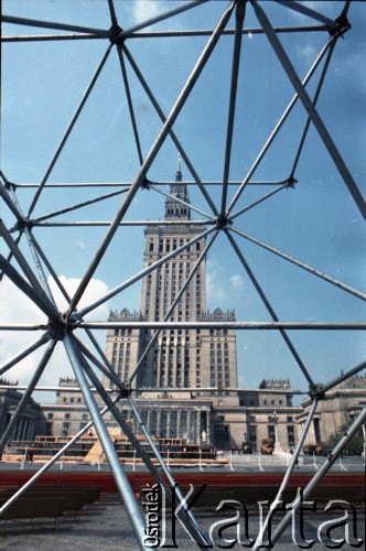 Przed 14.06.1987, Warszawa, Polska.
Przygotowania do trzeciej pielgrzymki papieża Jana Pawła II do Polski, która odbyła się w dniach 8-14 czerwca 1987 roku. Budowa ołtarza na placu Defilad, gdzie Ojciec Święty odprawił mszę w dniu 14 czerwca. W tle Pałac Kultury i Nauki.
Fot. Edward Grochowicz, zbiory Ośrodka KARTA