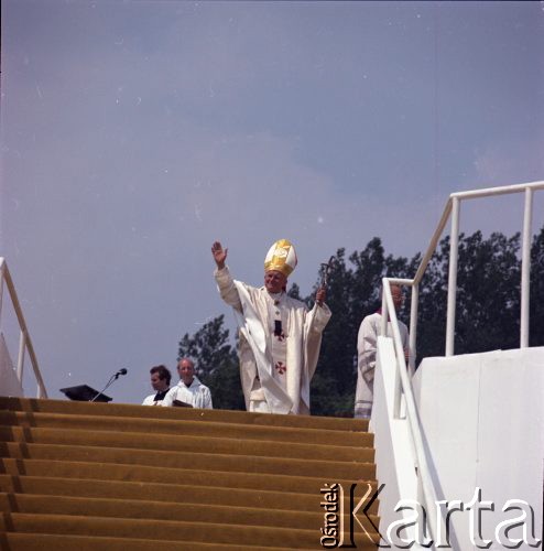 10.06.1979, Kraków, Polska.
Pierwsza pielgrzymka papieża Jana Pawła II do Polski w dniach 2-10 czerwca 1979 roku. Msza święta sprawowana przez Ojca Świętego na Błoniach Krakowskich. Jan Paweł II pozdrawia wiernych.
Fot. Edward Grochowicz, zbiory Ośrodka KARTA