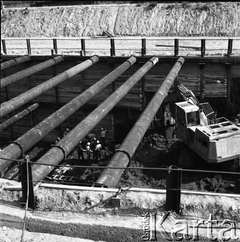 17.09.1983, Warszawa, Polska.
Budowa tunelu I linii metra w Warszawie, na odcinku wzdłuż al. Komisji Edukacji Narodowej.
Fot. Edward Grochowicz, zbiory Ośrodka KARTA