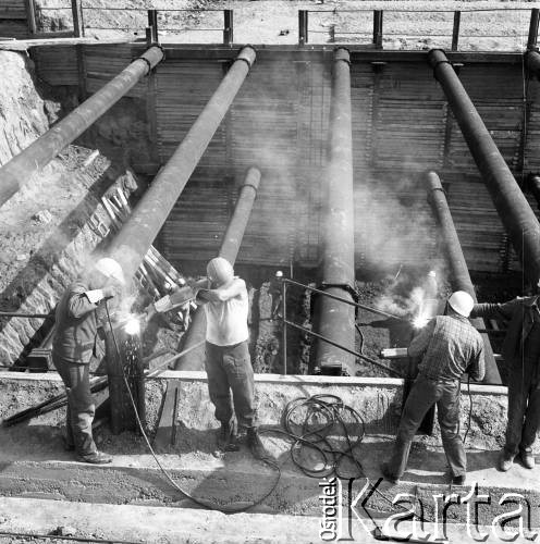 17.09.1983, Warszawa, Polska.
Spawacze budują tunel I linii metra w Warszawie, na odcinku wzdłuż al. Komisji Edukacji Narodowej.
Fot. Edward Grochowicz, zbiory Ośrodka KARTA