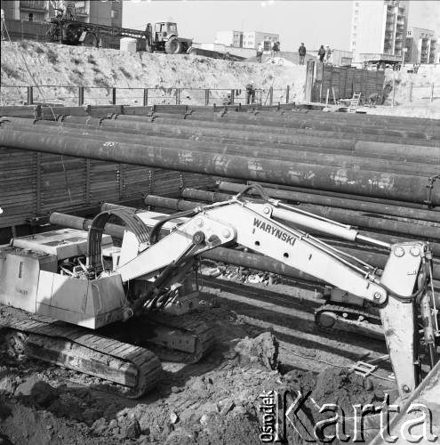 17.09.1983, Warszawa, Polska.
Budowa tunelu I linii metra w Warszawie, na odcinku wzdłuż al. Komisji Edukacji Narodowej.
Fot. Edward Grochowicz, zbiory Ośrodka KARTA