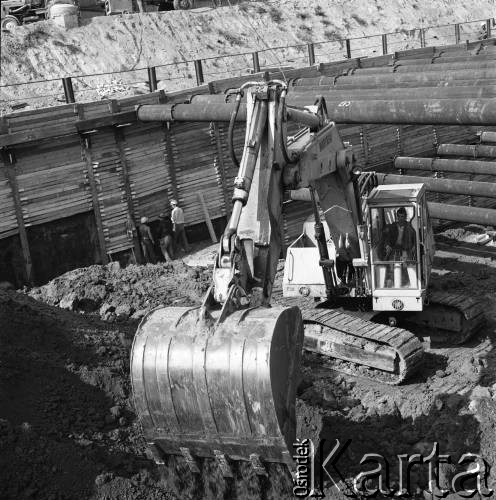 17.09.1983, Warszawa, Polska.
Budowa tunelu I linii metra w Warszawie, na odcinku wzdłuż al. Komisji Edukacji Narodowej.
Fot. Edward Grochowicz, zbiory Ośrodka KARTA