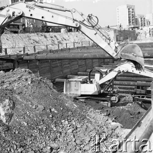 17.09.1983, Warszawa, Polska.
Budowa tunelu I linii metra w Warszawie, na odcinku wzdłuż al. Komisji Edukacji Narodowej.
Fot. Edward Grochowicz, zbiory Ośrodka KARTA