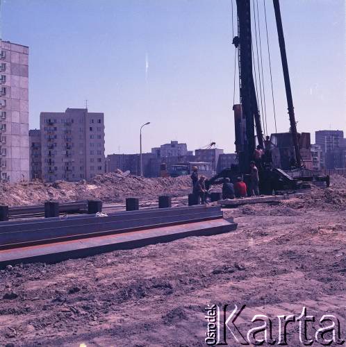 17.09.1983, Warszawa, Polska.
Budowa I linii metra w Warszawie, na odcinku wzdłuż al. Komisji Edukacji Narodowej.
Fot. Edward Grochowicz, zbiory Ośrodka KARTA