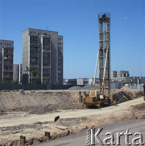 17.09.1983, Warszawa, Polska.
Wbijanie stalowych pali podczas budowy I linii metra w Warszawie, na odcinku wzdłuż al. Komisji Edukacji Narodowej.
Fot. Edward Grochowicz, zbiory Ośrodka KARTA