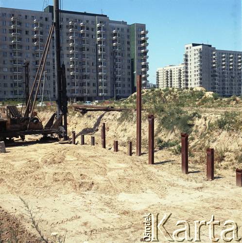 17.09.1983, Warszawa, Polska.
Wbijanie stalowych pali podczas budowy I linii metra w Warszawie, na odcinku wzdłuż al. Komisji Edukacji Narodowej.
Fot. Edward Grochowicz, zbiory Ośrodka KARTA