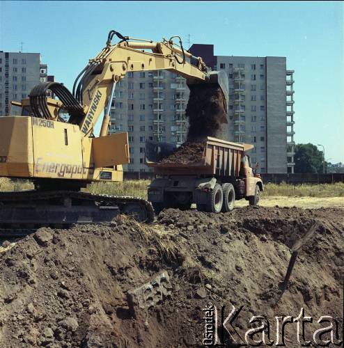 17.09.1983, Warszawa, Polska.
Budowa I linii metra w Warszawie, na odcinku wzdłuż al. Komisji Edukacji Narodowej.
Fot. Edward Grochowicz, zbiory Ośrodka KARTA