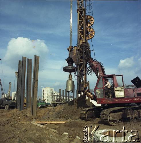 6.10.1983, Warszawa, Polska.
Budowa I linii metra na odcinku wzdłuż al. Komisji Edukacji Narodowej, w rejonie stacji metro Stokłosy.
Fot. Edward Grochowicz, zbiory Ośrodka KARTA