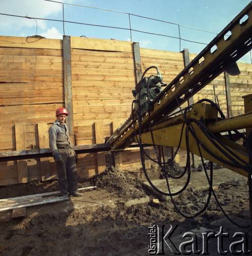 6.10.1983, Warszawa, Polska.
Robotnik na budowie I linii metra w Warszawie, na odcinku wzdłuż al. Komisji Edukacji Narodowej, w rejonie stacji metro Stokłosy.
Fot. Edward Grochowicz, zbiory Ośrodka KARTA