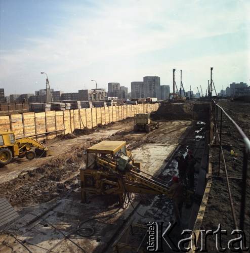 6.10.1983, Warszawa, Polska.
Budowa I linii metra na odcinku wzdłuż al. Komisji Edukacji Narodowej, w rejonie stacji metro Stokłosy.
Fot. Edward Grochowicz, zbiory Ośrodka KARTA