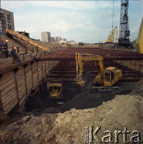 6.10.1983, Warszawa, Polska.
Budowa I linii metra na odcinku wzdłuż al. Komisji Edukacji Narodowej.
Fot. Edward Grochowicz, zbiory Ośrodka KARTA