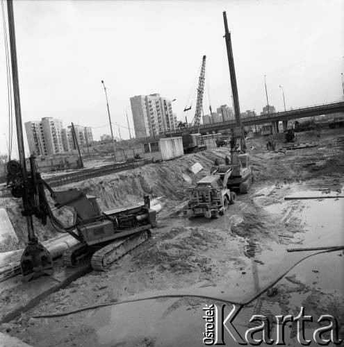 6.10.1983, Warszawa, Polska.
Budowa I linii metra na odcinku wzdłuż al. Komisji Edukacji Narodowej.
Fot. Edward Grochowicz, zbiory Ośrodka KARTA