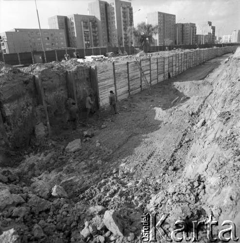 6.10.1983, Warszawa, Polska.
Budowa I linii metra na odcinku wzdłuż al. Komisji Edukacji Narodowej. Robotnicy układają drewniany szalunek po wbiciu stalowych pali.
Fot. Edward Grochowicz, zbiory Ośrodka KARTA