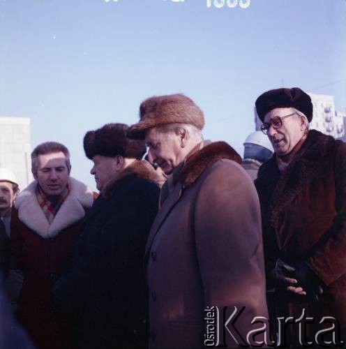 17.12.1983, Warszawa, Polska.
Spotkanie przedstawicieli władz na terenie budowy I linii metra. 1. z prawej stoi Józef Alfred Zajączkowski (zastępca dyrektora Generalnej Dyrekcji Budowy Metra).
Fot. Edward Grochowicz, zbiory Ośrodka KARTA