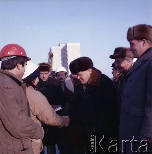 17.12.1983, Warszawa, Polska.
Spotkanie przedstawicieli władz na terenie budowy I linii metra. Uścisk dłoni i przekazanie dokumentu.
Fot. Edward Grochowicz, zbiory Ośrodka KARTA