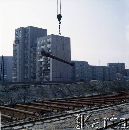 2.02.1984, Warszawa, Polska.
Budowa I linii metra w Warszawie, na odcinku wzdłuż al. Komisji Edukacji Narodowej. Robotnicy montują rozpory z rur stalowych.
Fot. Edward Grochowicz, zbiory Ośrodka KARTA