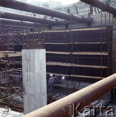 2.02.1984, Warszawa, Polska.
Budowa tunelu I linii metra w Warszawie, na odcinku wzdłuż al. Komisji Edukacji Narodowej.
Fot. Edward Grochowicz, zbiory Ośrodka KARTA