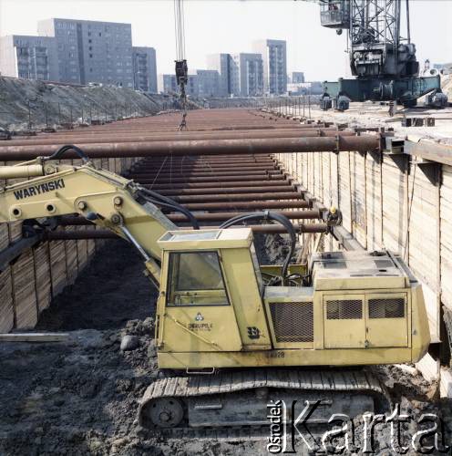 2.02.1984, Warszawa, Polska.
Budowa tunelu I linii metra w Warszawie, na odcinku wzdłuż al. Komisji Edukacji Narodowej.
Fot. Edward Grochowicz, zbiory Ośrodka KARTA