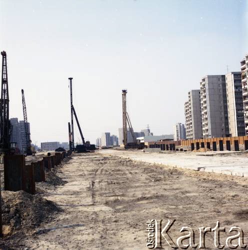 2.02.1984, Warszawa, Polska.
Budowa I linii metra w Warszawie, na odcinku wzdłuż al. Komisji Edukacji Narodowej.
Fot. Edward Grochowicz, zbiory Ośrodka KARTA