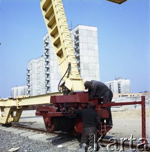 9.04.1984, Warszawa, Polska.
Robotnicy na terenie budowy I linii metra w Warszawie, wzdłuż al. Komisji Edukacji Narodowej.
Fot. Edward Grochowicz, zbiory Ośrodka KARTA