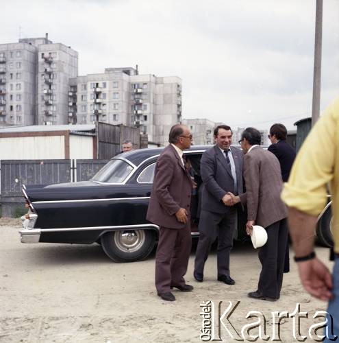 4.06.1986, Warszawa, Polska.
Wizyta przedstawiciela rządu ZSRR na terenie budowy I linii metra w Warszawie. 1. z lewej stoi Jerzy Brzostek (generalny dyrektor Generalnej Dyrekcji Budowy Metra).
Fot. Edward Grochowicz, zbiory Ośrodka KARTA