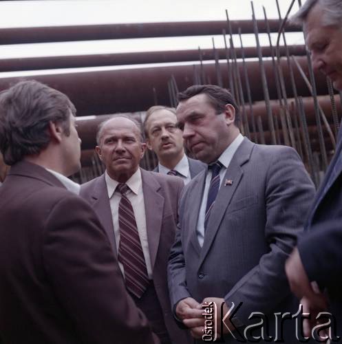 4.06.1986, Warszawa, Polska.
Wizyta przedstawiciela rządu ZSRR na terenie budowy I linii metra w Warszawie. 2. z lewej Jerzy Brzostek (generalny dyrektor Generalnej Dyrekcji Budowy Metra).
Fot. Edward Grochowicz, zbiory Ośrodka KARTA