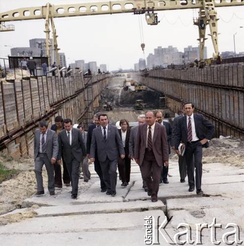 4.06.1986, Warszawa, Polska.
Wizyta przedstawiciela rządu ZSRR na terenie budowy I linii metra w Warszawie. 2. z prawej idzie Jerzy Brzostek (generalny dyrektor Generalnej Dyrekcji Budowy Metra), 2. z lewej - Jerzy Majewski (pełnomocnik rządu ds. budowy metra).
Fot. Edward Grochowicz, zbiory Ośrodka KARTA