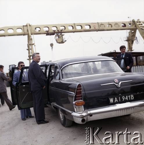 4.06.1986, Warszawa, Polska.
Wizyta przedstawiciela rządu ZSRR na terenie budowy I linii metra w Warszawie. Przy samochodzie, po lewej stronie, stoi Jerzy Twardo (główny inżynier Generalnej Dyrekcji Budowy Metra.
Fot. Edward Grochowicz, zbiory Ośrodka KARTA