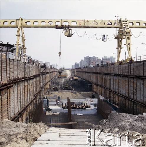 4.06.1986, Warszawa, Polska.
Budowa I linii metra tzw.metodą berlińską. 
Fot. Edward Grochowicz, zbiory Ośrodka KARTA