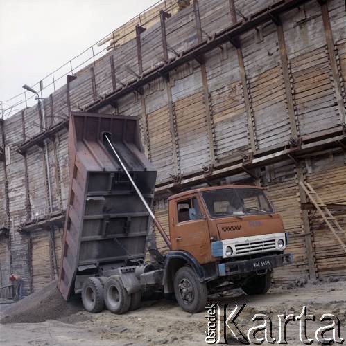 4.06.1986, Warszawa, Polska.
Budowa I linii metra tzw.metodą berlińską. 
Fot. Edward Grochowicz, zbiory Ośrodka KARTA