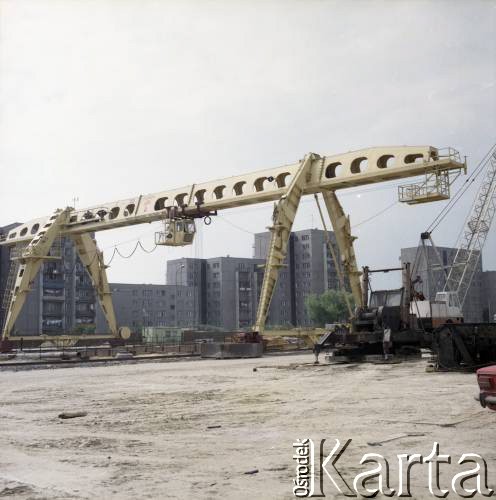 4.06.1986, Warszawa, Polska.
Budowa I linii metra tzw.metodą berlińską. W tle widoczna dźwignica odkrywkowa.
Fot. Edward Grochowicz, zbiory Ośrodka KARTA